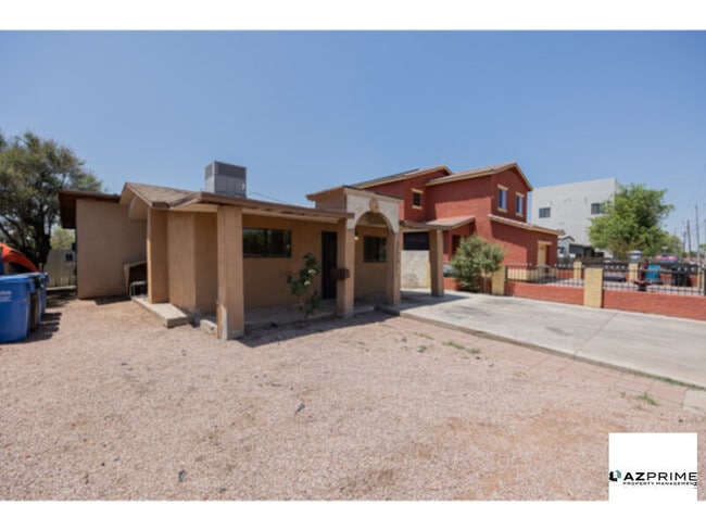 Foto del edificio - Discover this Charming 2/1 Phoenix Triplex...
