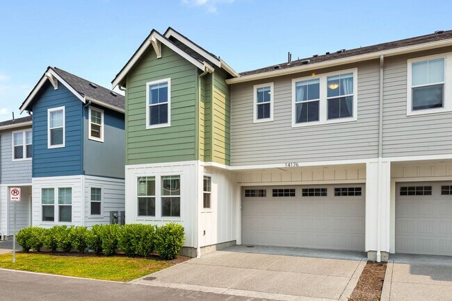 Foto del edificio - Beautiful River Trail 3 Bedroom Craftsman with Designer Kitchen & Spa-Inspired Primary Suite