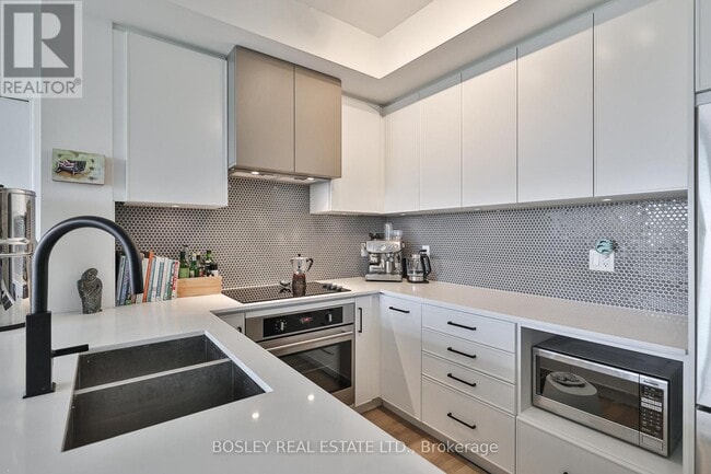 Building Photo - 899 Queen St E