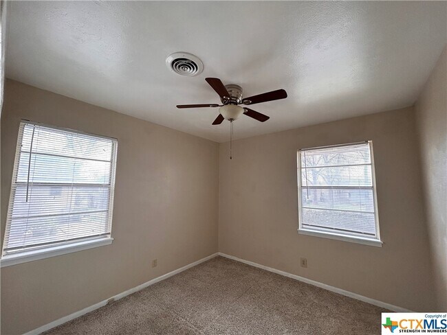 Foto del edificio - 3301 Lake Travis Ave