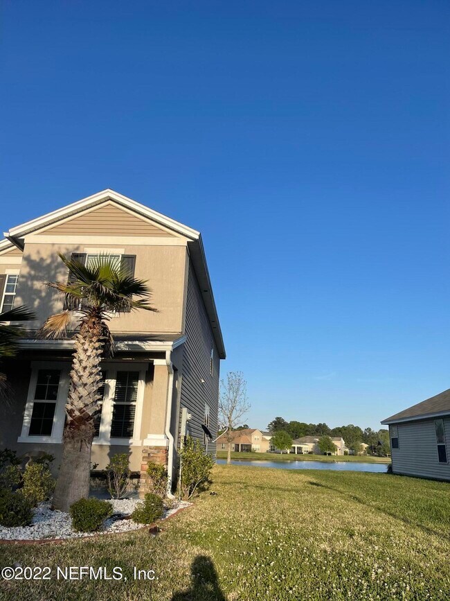 Foto del edificio - 15888 Lexington Park Blvd