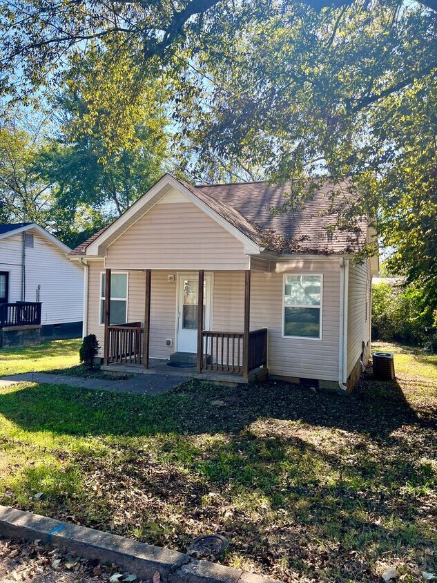 Foto principal - AVAILABLE NOW! 2 Bedroom Home on Main Street!