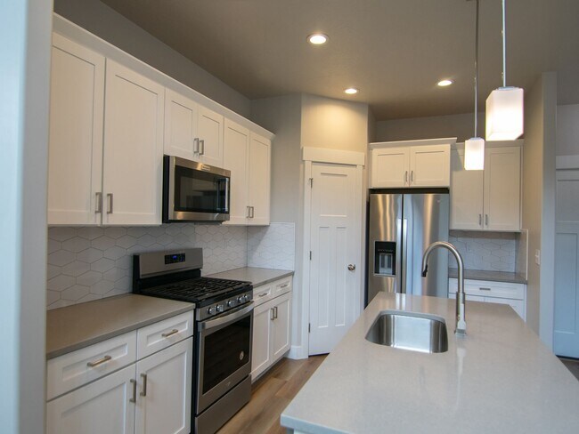 Foto del edificio - Up to $500 off 1st Month's Rent. Spacious ...