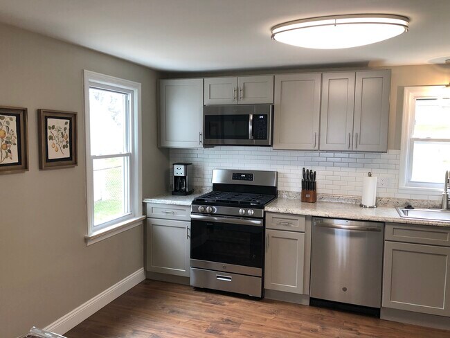 Foto del edificio - 1561 W 40th St