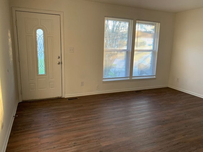Foto del edificio - 3 bedroom & office -2 baths -2 car carport - washer/dryer hook ups - Den and formal living room- ...