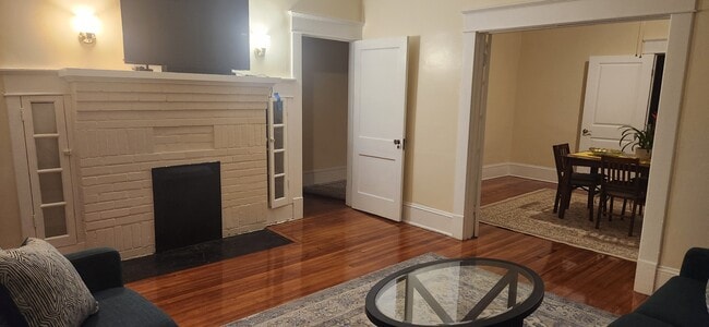 Building Photo - 703 W Markham Ave