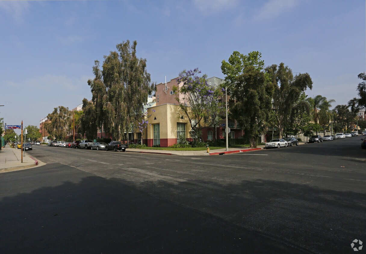 Manhattan Place Apartments in Los Angeles, CA