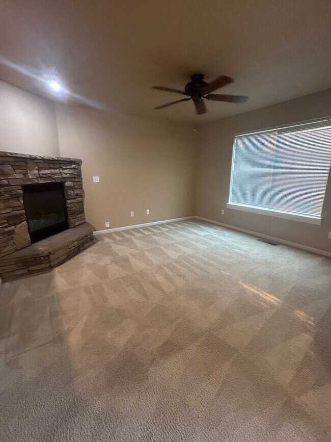 Building Photo - Adorable 2 bedroom in Crescent Creek