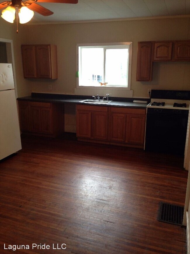 Building Photo - 4 br, 1.5 bath House - 150 E 3rd ST