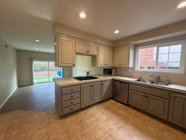 Building Photo - BLOSSOM VALEY 3 BEDROOM HOME W/POOL, SINGLE LEVEL.