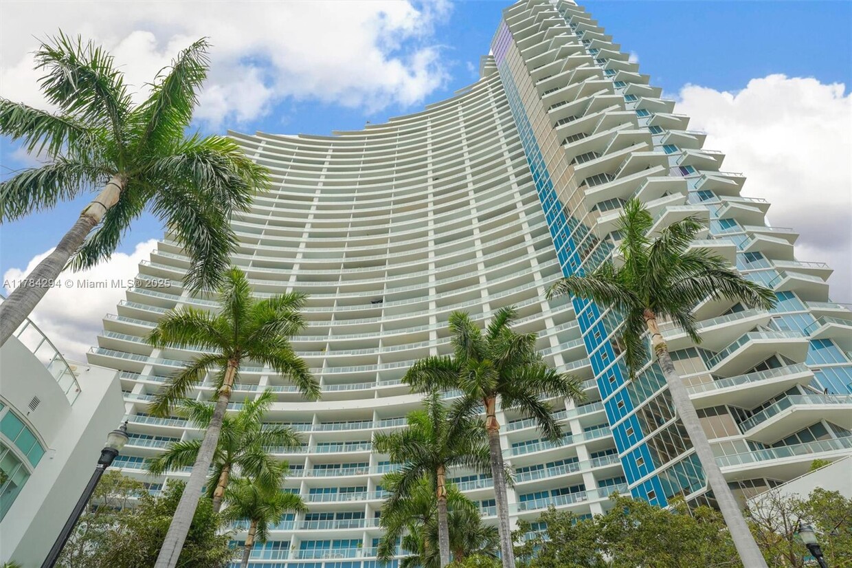 Primary Photo - 2020 N Bayshore Dr
