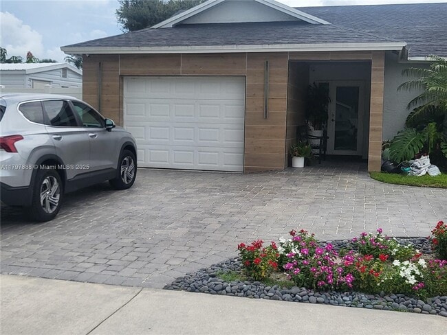 Building Photo - 5512 SW 57th Pl
