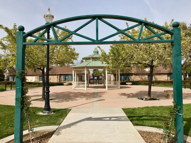 Building Photo - COMING SOON! 5 Bed, 3 Bath in Rose Garden