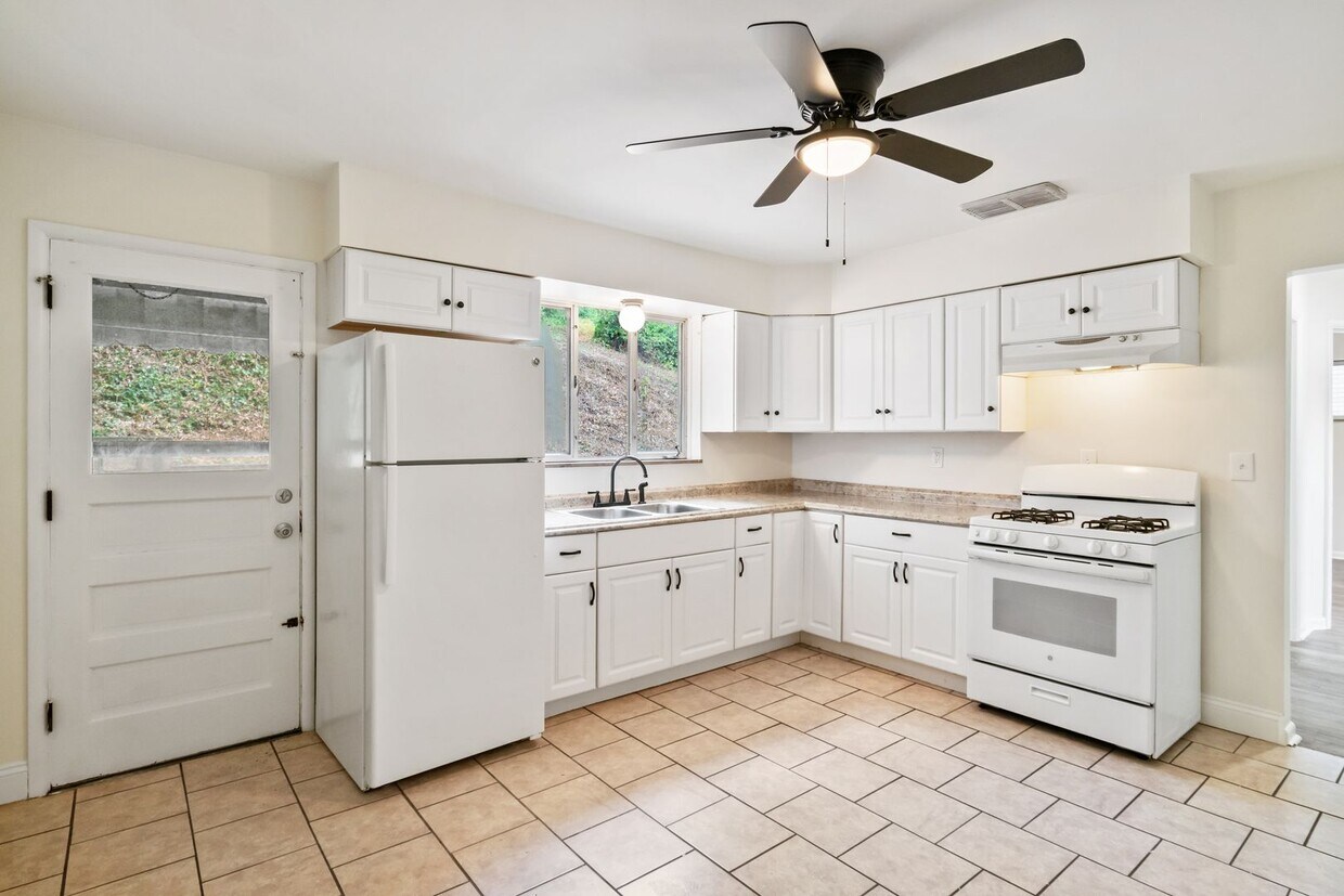 Foto principal - Charming 2 bedroom ranch in McKees Rocks a...