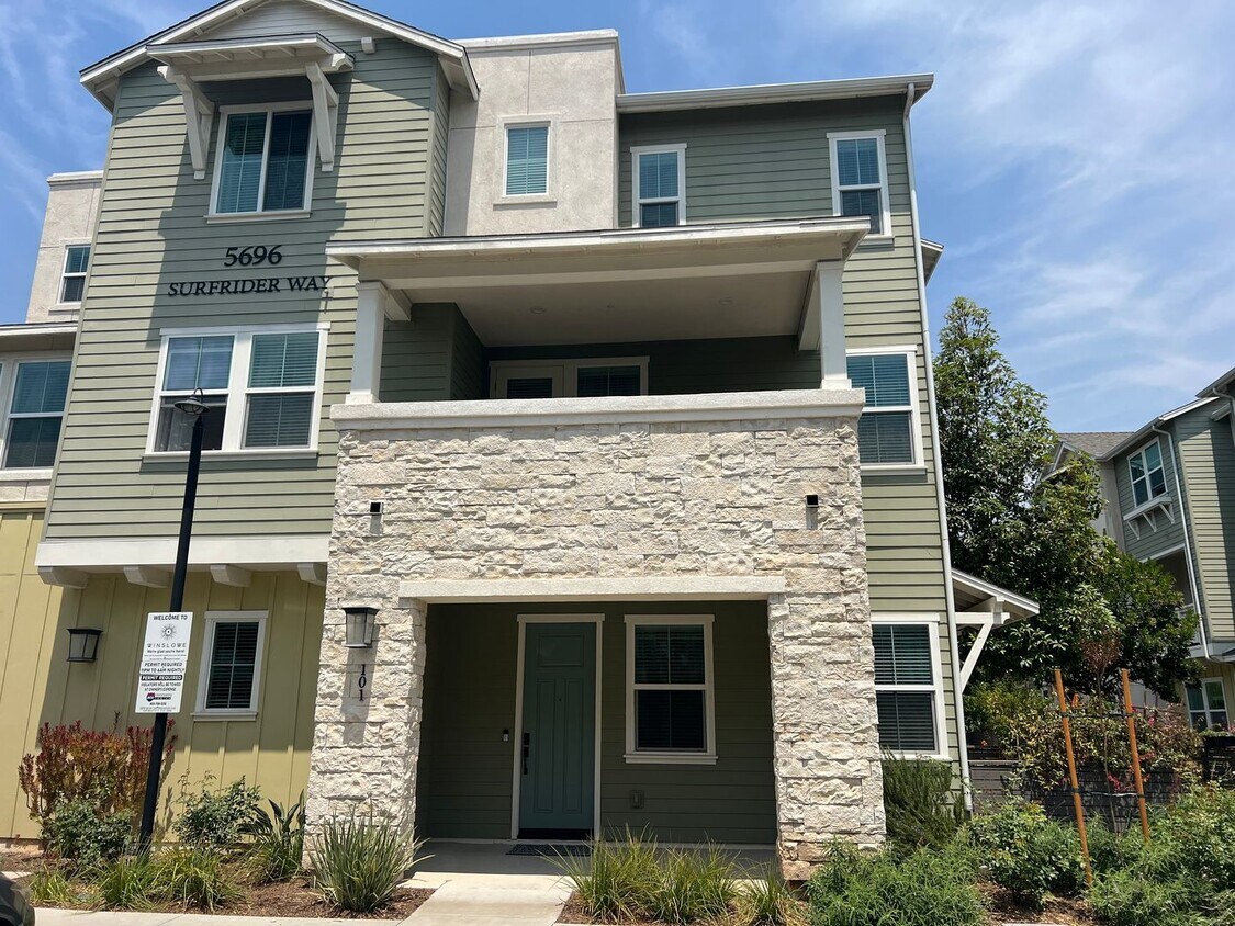 Foto principal - Spacious 4 Bedroom, 3.5 Bath Townhome in G...