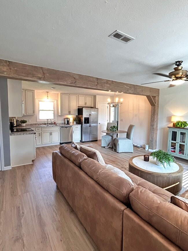 Building Photo - 4214 Englewood Blvd