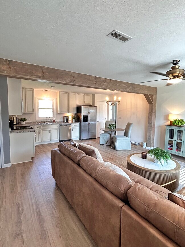 Foto del edificio - 4214 Englewood Blvd