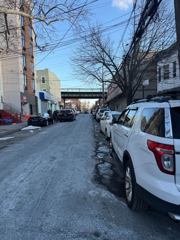 Building Photo - 680 E 223rd St