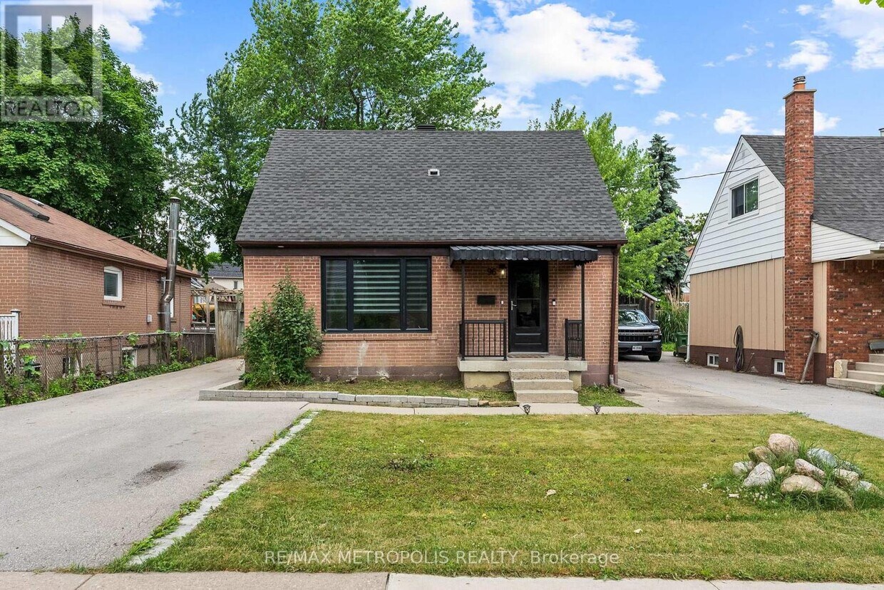 Primary Photo - 96 Allenby Ave
