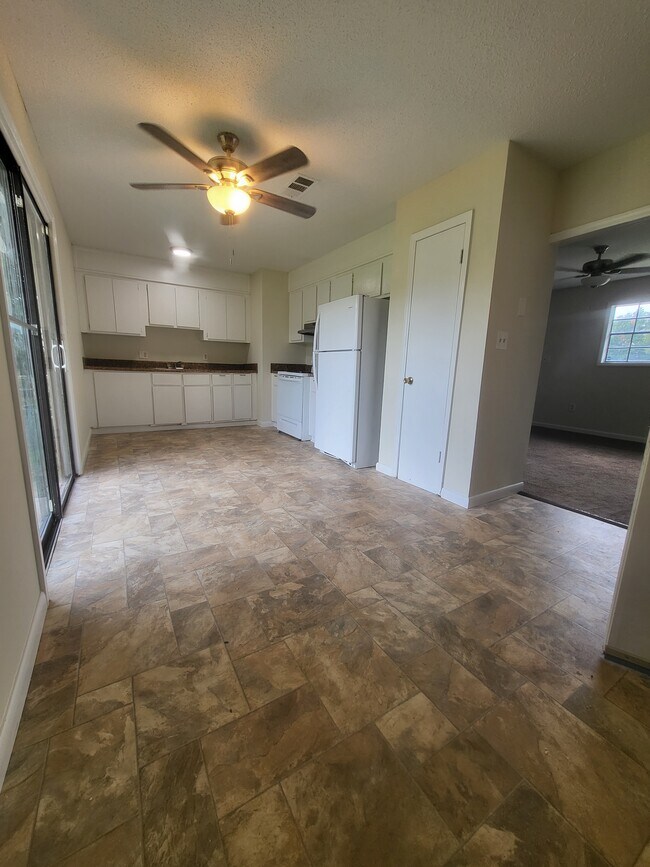 Building Photo - 202 Tumbleweed Cir