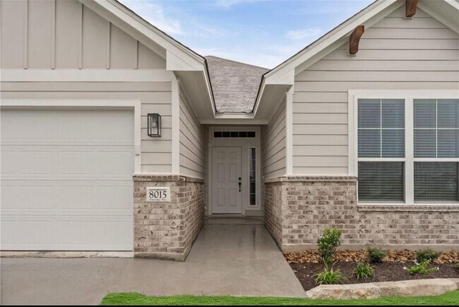 Foto del edificio - 8015 Pineridge Wy