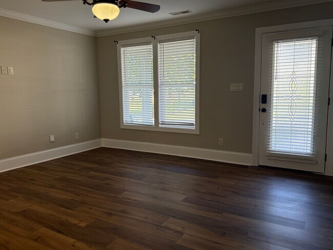 Foto del edificio - Amazingly Spacious Residence, Available Now!