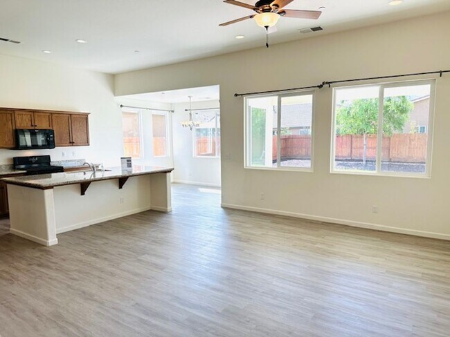 Building Photo - $2,250 Locan & Ashlan, 3 Bedroom - E. Giav...