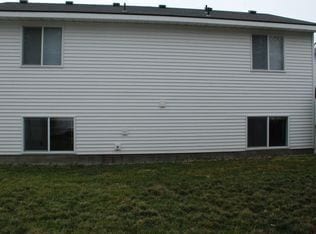 Building Photo - 4 bed 2 bath multi-level in Central CDA ( new carpet)