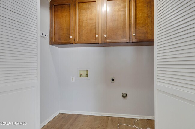 Building Photo - 118 Village Green Dr