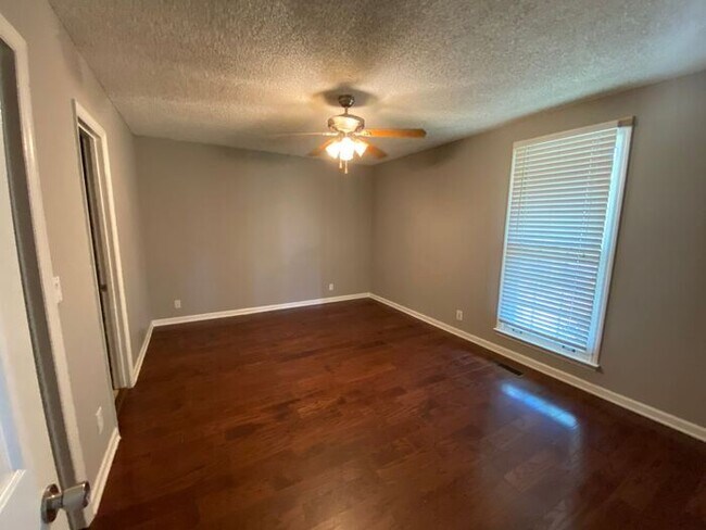 Building Photo - Wonderful 3 Bedroom in Mt Juliet!