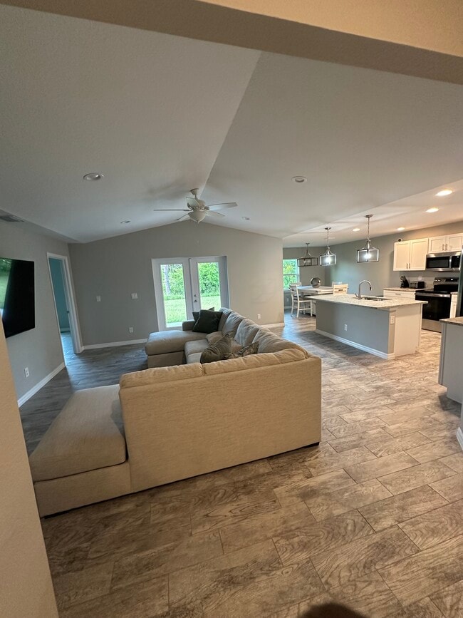 Foto del edificio - 12168 Dubarry Ave