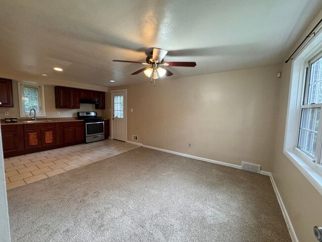 Building Photo - Beautiful 3 Bedroom Home in Penn Hills - R...