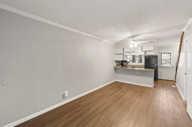 Building Photo - 2BD/2BA West Side Townhome