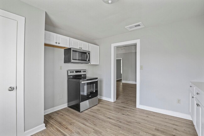 Building Photo - 531 E Morton St