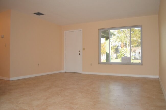 Building Photo - Beautiful upgraded home in Great Neighborhood! AVAILABLE IN DECEMBER!