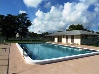 Piscina - Crystal Lake Apartments
