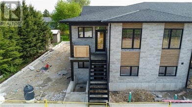 Building Photo - 440 Wellington St E