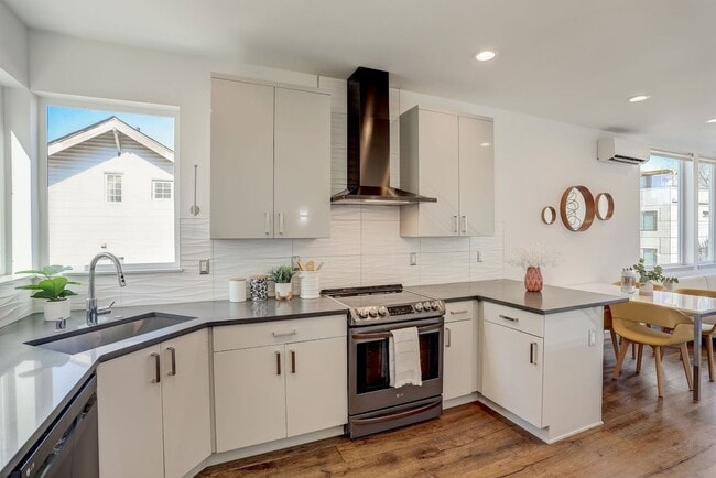 Foto del edificio - Modern 3-bedroom, 2-bathroom Townhome! Ava...