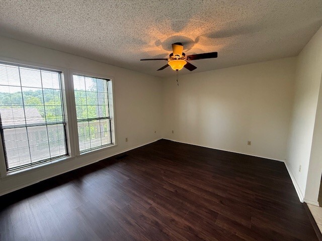 Building Photo - 2210 Oakwood Ave
