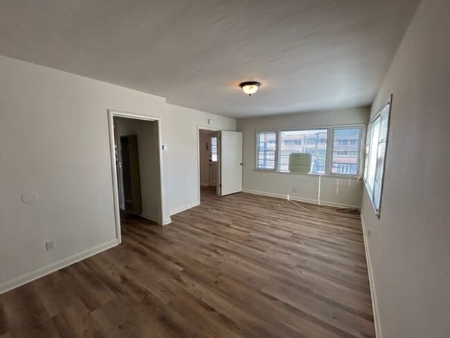 Building Photo - CM251L