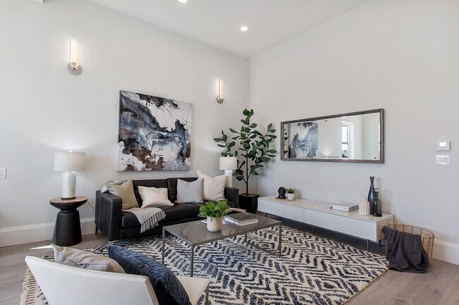 Foto del edificio - Renovated Top Floor 6 Bedroom Unit