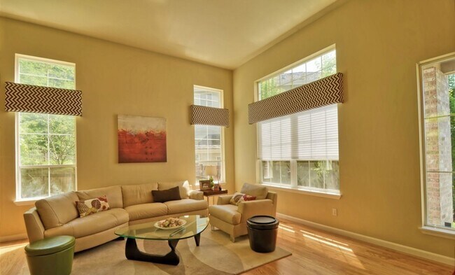 Foto del edificio - An Elegant impeccably maintained home with...
