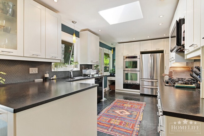 Building Photo - 10945 Lawrie Crescent
