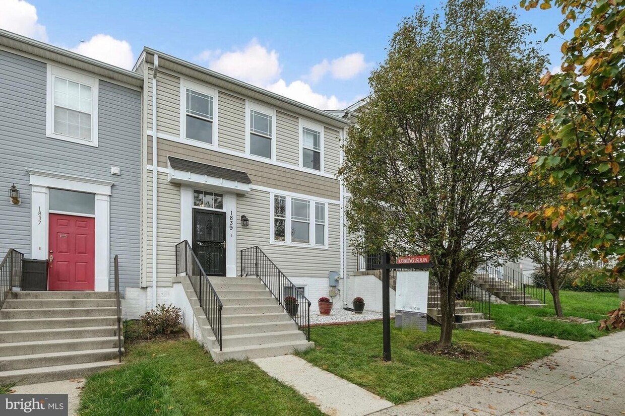 Foto principal - Brightly renovated 4 bedroom home near Con...