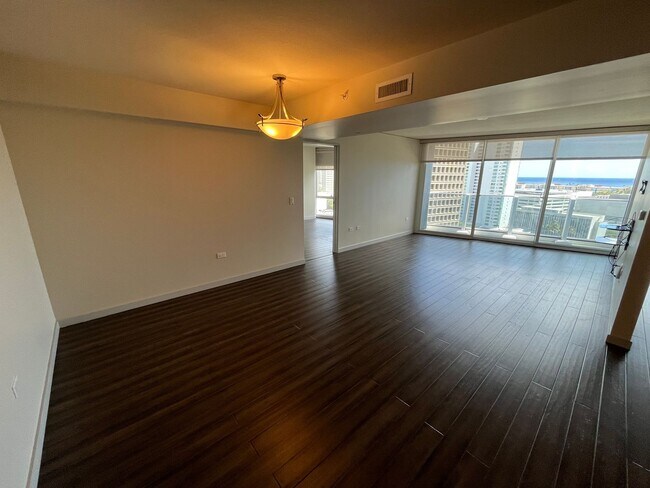 Foto del edificio - Moana Pacific (Honolulu/Ala Moana) 2 bedroom + den with central AC and 2 covered parking