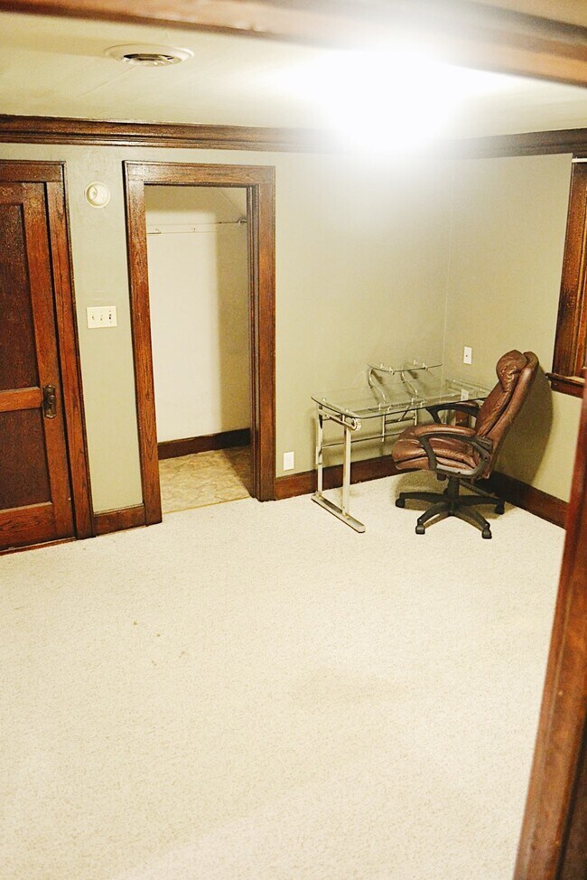 Building Photo - Newly remodeled East Side 2br upper