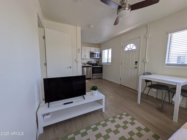 Foto del edificio - 1620 E Apache Blvd