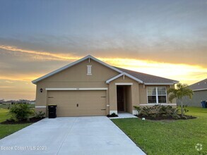 Building Photo - 388 Guinevere Dr SW