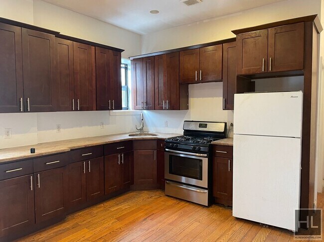 Foto del edificio - VERY BRIGHT & SPACIOUS 2 BEDROOMS w /2 BAT...