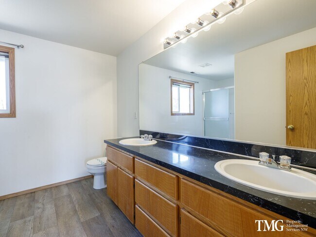 Foto del edificio - Huge 5 Bedroom Home in Desirable East Coun...